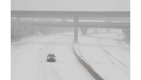 Tempesta invernale sugli Stati Uniti: Stato di emergenza in sette Stati, trasporti nel caos