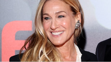 Sarah Jessica Parker al Torino Film Festival 2024 in gonna di velluto anticipa il look natalizio chic