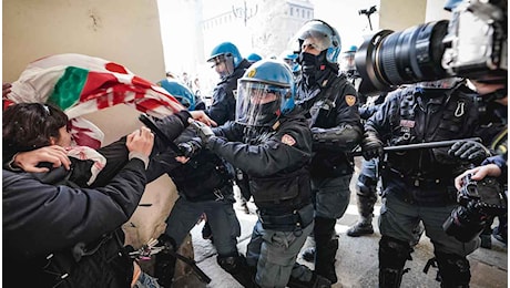 A Torino scontri tra manifestanti e polizia al corteo Pro Palestina: esplode un ordigno, feriti 15 agenti