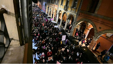 Corteo ‘Non una di meno’ a Bologna: 5mila manifestanti contro la violenza sulle donne