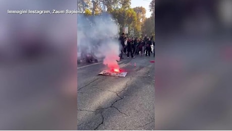 Roma, bruciata una foto del ministro Valditara prima del corteo contro la violenza di genere