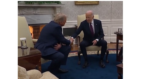 Trump e Biden: stretta di mano alla Casa Bianca, Melania Trump salta l’incontro con la first lady