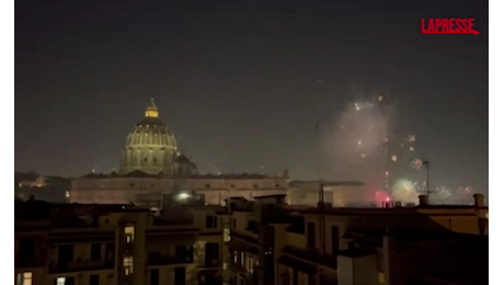 Capodanno 2025, i fuochi d’artificio a Roma illuminano il Cupolone