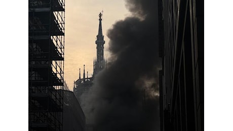 Milano: incendio in un parcheggio interrato zona Duomo, vigili del fuoco sul posto; aggiornamenti