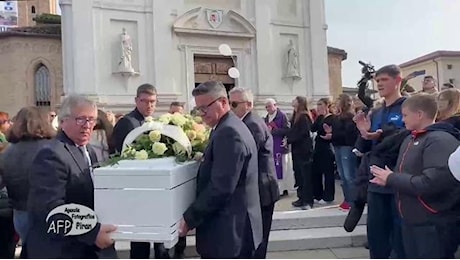 Funerali della 14enne investita, mamma Silvia in lacrime: Veglia su di noi angelo bello