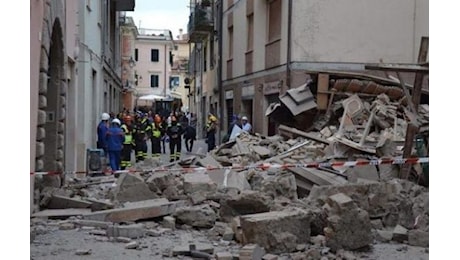 Sessa Aurunca – Crolla palazzina a San Castrese, 2 persone estratte dalle macerie. Si continua a scavare