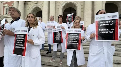 Aggressione al Cardarelli di Napoli, manifestazione medici: «Aggredisci un medico? Non ti potrà curare più»