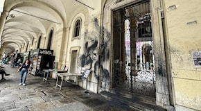 Via Po imbrattata, così finisce l'occupazione di Palazzo Nuovo: due giorni fa commercianti e volontari l'avevano ripulita