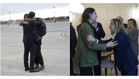 Il video dell’arrivo di Cecilia Sala in aeroporto: la giornalista abbraccia il compagno e i genitori, poi il saluto a Meloni