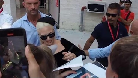 Lady Gaga e Joaquin Phoenix fanno impazzire i fan alla Mostra del Cinema