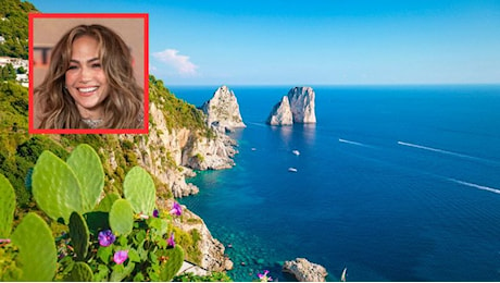 Jennifer Lopez in vacanza (da sola) tra Positano e Capri
