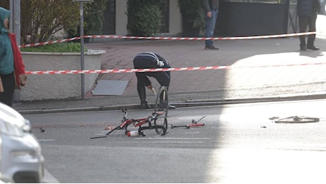 Bologna, ciclista muore investito dal furgone dei rifiuti. Le foto dell'incidente