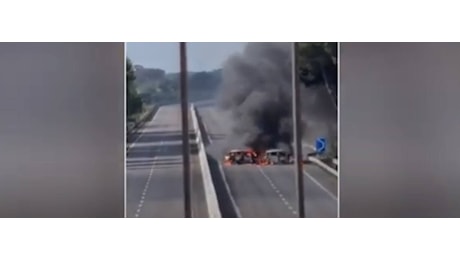 Portavalori preso d’assalto in autostrada: auto in fiamme e colpi di arma da fuoco