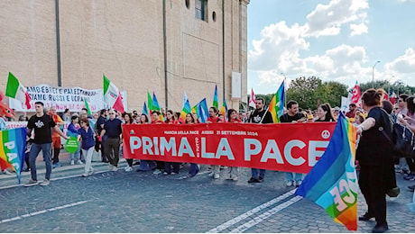 Marcia della pace, in tremila sfilano ad Assisi. Conte e Fratoianni: “Basta armi”