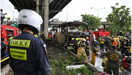 Thailandia, scuolabus in fiamme: morti 22 bambini e 3 insegnanti, incendio a bordo durante la gita