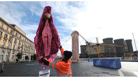 Napoli, “Pulcinella” di Gaetano Pesce a piazza Muncipio: spunta una vagina «...per la parità dell'arte»