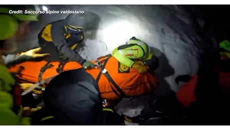 Escursionista scivola per cento metri in un canalone in Valsesia: le immagini dei soccorsi