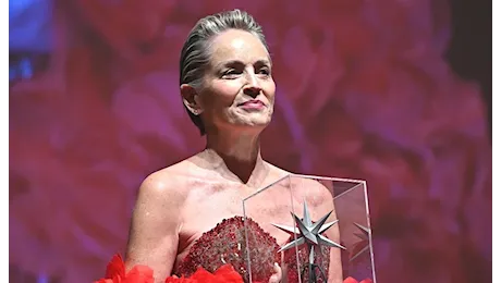 Sharon Stone: “Per Basic Instinct a Michael Douglas 14 milioni. Ecco quanto diedero a me. Anche questa è violenza”