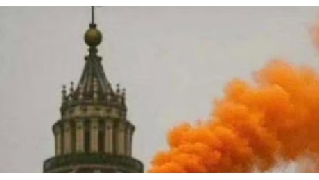 Conclave, i MEME sulle fumate: da quella arancione con Habemus Sinner a quella arcobaleno LGBTQ+ gender fluid, da quella nerazzurra dell'Inter a quella giallorossa della Roma - GALLERY