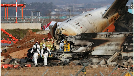 Centinaia di morti nello schianto aereo in Corea del Sud, il video dell'incidente e l'esplosione