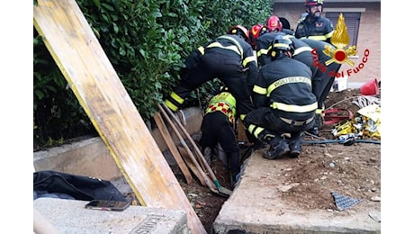 Uomo sepolto da smottamento di uno scavo nel terreno di casa nel Milanese