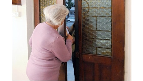 Fingono di essere dipendenti di aziende di fornitura elettrica per entrare in casa: segnalata la truffa