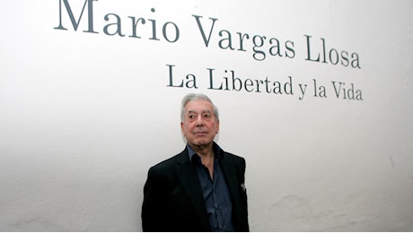 Vargas Llosa, dal romanzo bruciato in piazza a Lima a “Le dedico il mio silenzio”: 60 anni da Nobel
