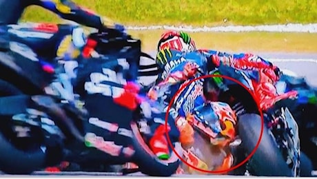 Jack Miller si salva dopo l'incidente al via nella MotoGp in Malesia: la testa vicino alla ruota di Quartararo