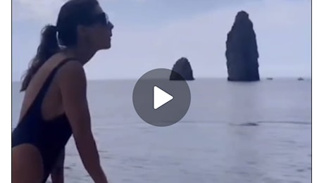 (VIDEO) In vacanza a Vulcano Elisabetta Canalis tratta il prezzo del pesce: “I gamberi? Troppo 20 euro”