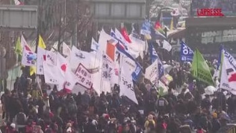 Corea del Sud, centinaia di manifestanti chiedono l'arresto del presidente destituito Yoon Suk Yeol