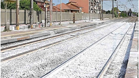 Uomo morto investito dal treno a Moncalieri, forse dopo una caduta: circolazione sospesa sulla Torino-Genova