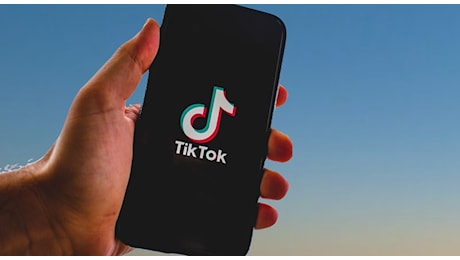 TikTok, filtri di bellezza vietati ai minori di 18 anni: le mosse per tutelare la salute mentale degli adolescenti