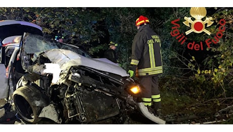 Grave incidente stradale nella notte: morto un 17enne, 4 feriti gravi