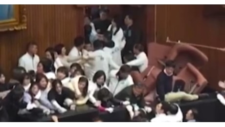 Taiwan, rissa in Parlamento per un disegno di legge, spintoni e urla, feriti diversi parlamentari durante gli scontri - VIDEO