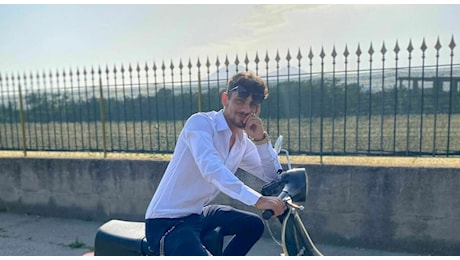 Emanuele perde il controllo dello scooter e muore: aveva 23 anni. Dramma a Striano