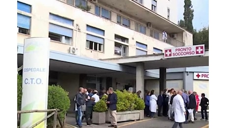 Suo figlio deve aspettare fuori: paziente in ospedale per una colica prende a calci l'infermiere