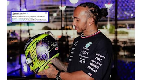 F1, Hamilton saluta Mercedes e mostra il casco autografato da tutta la squadra