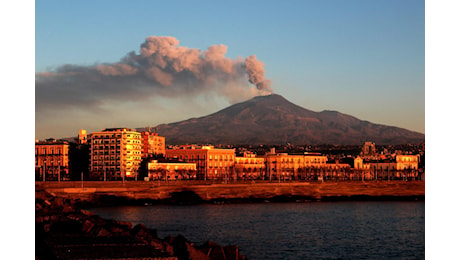 Etna, oggi eruzione e nube di cenere: le news