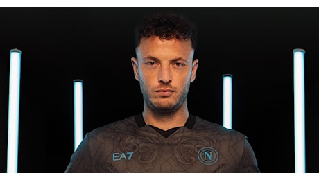 FOTO La terza maglia del Napoli è realtà! Presentato il nuovo kit da gioco ispirato al Giappone