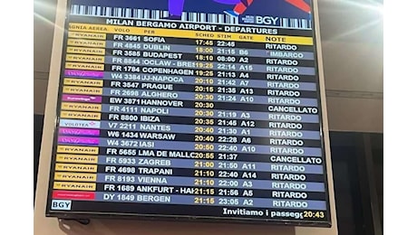 Volo Ryanair Milano Bergamo-Olbia cancellato all’ultimo minuto: rabbia tra i passeggeri