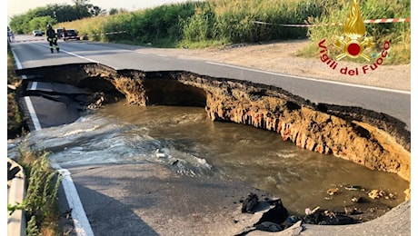 Crolla tratto di provinciale a Torrevecchia Pia, due donne salve per miracolo