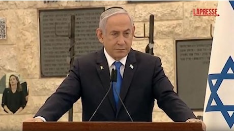 Manifestanti interrompono Netanyahu alla cerimonia per le vittime del 7 ottobre: lo sguardo di ghiaccio del premier israeliano