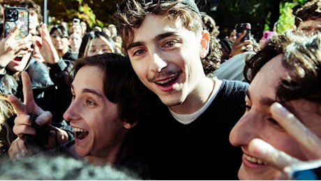 Timothée Chalamet compare a sorpresa al concorso per i suoi sosia, ecco i video!