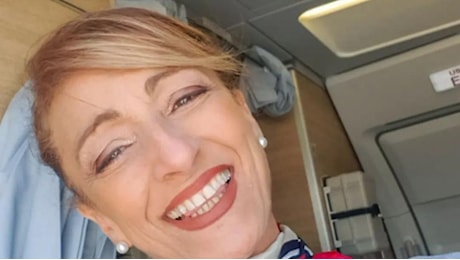 L'addio alla hostess di Sabaudia Gabriella Cario, morta dopo un malore sul volo Reggio Calabria-Roma