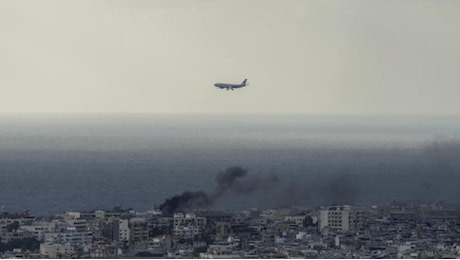 Libano, all'aeroporto Rafiq Hariri: si atterra e si decolla mentre Beirut brucia