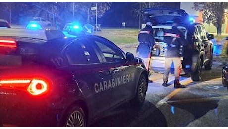 Coltellate al papà dopo la lite in auto, il 14enne arrestato per tentato omicidio. L'uomo: «Non ho reagito, ho dei bambini a casa»