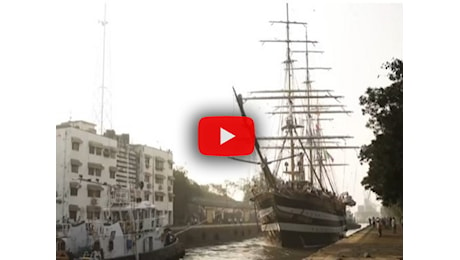 Amerigo Vespucci: la nave scuola per la prima volta attracca a Mumbai (India), il Video