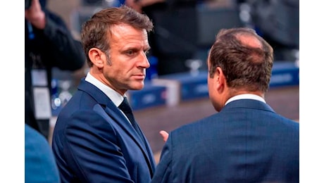 Macron sfolla i clochard da Parigi. L'incubo delle Olimpiadi senza governo