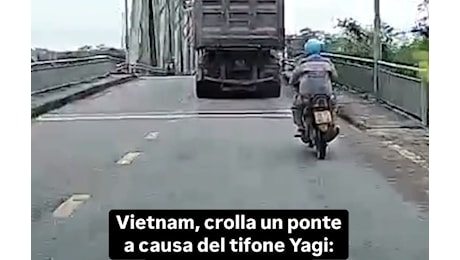 La furia del tifone Yagi fa collassare un ponte al passaggio di un mezzo pesante: il video shock