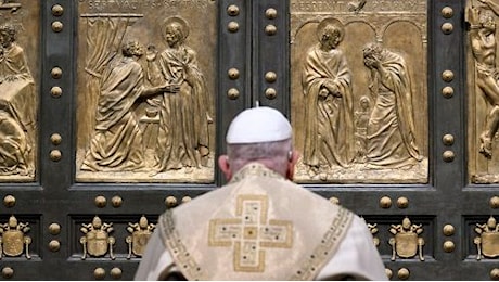 Il Papa apre la Porta Santa: «Portiamo speranza nei luoghi profanati da violenze» – Chiesa di Milano